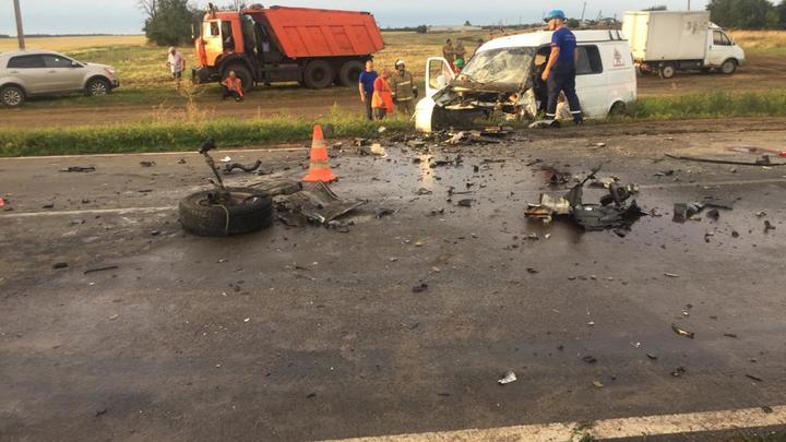 Появилось видео с места ДТП в Сальском районе, где один человек погиб, 10 пострадали