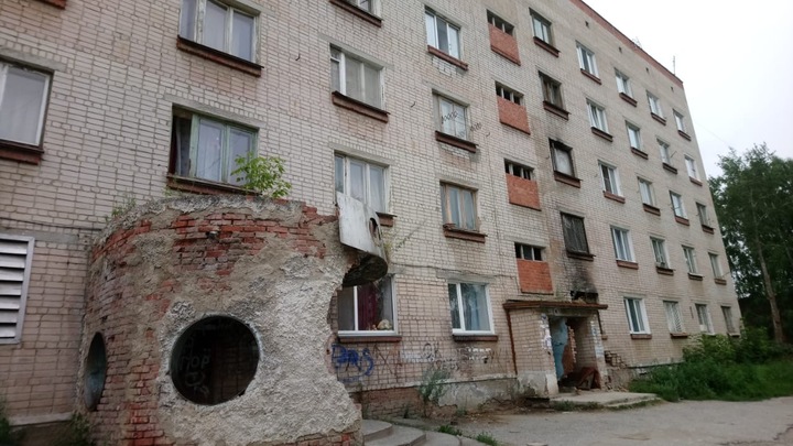 Чиновники в Чебаркуле смотрят, как жилой дом разваливается на глазах