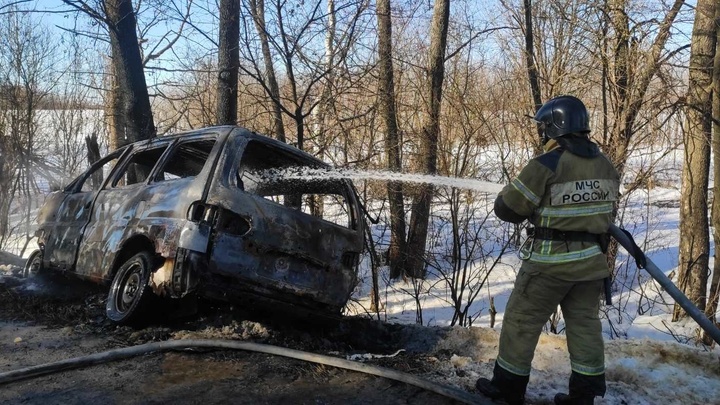 Во Владимирской области на трассе полностью сгорел автомобиль