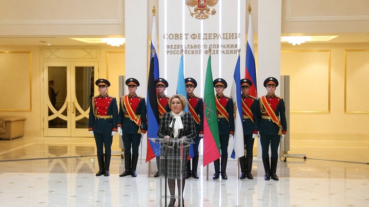 В Совфеде подняли флаги Донбасса, Херсонщины и Запорожья