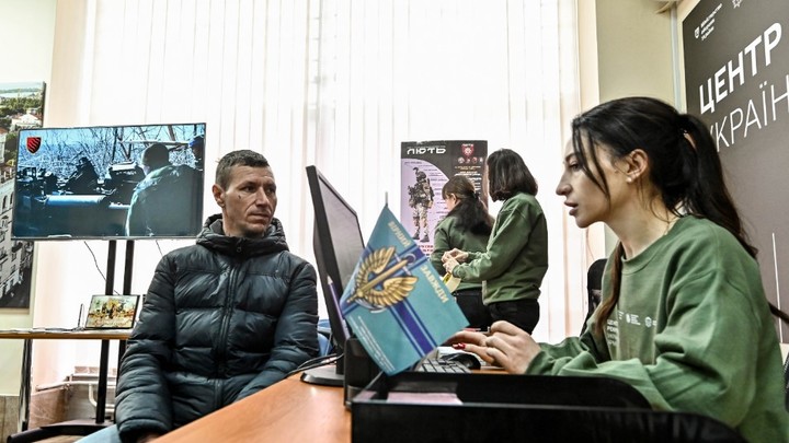 Посольства Украины закрыли для украинцев: Только для возвращения и мобилизации