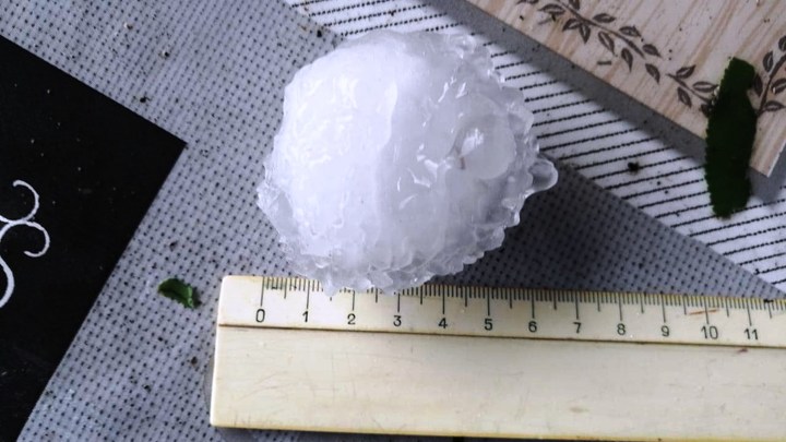 Небывалый град в Краснодарском крае 16 июня 2021: льдины побили машины, изрешетили крыши домов