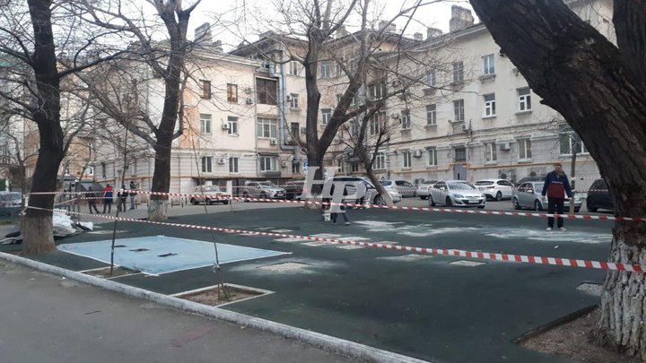 Жители Новороссийска остались без детской площадки во дворе после съёмок фильма