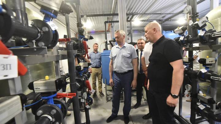Губернатор Новосибирской области Андрей Травников открыл станцию водоочистки в Усть-Тарке