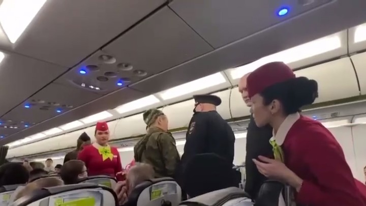 Пассажиры самолёта отбили у полиции летевшего домой нетрезвого участника СВО