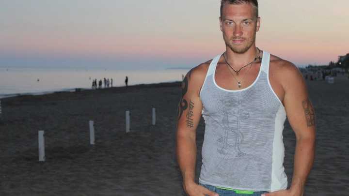 Оператор первого канала: что известно о Юрии Шолмове, бицепсы которого поразили Байдена