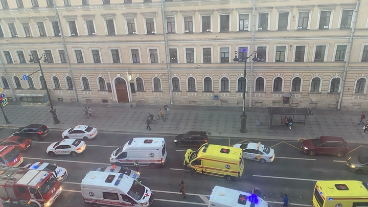 В Петербурге BMW подрезал реанимобиль на Невском проспекте: фельдшера госпитализировали