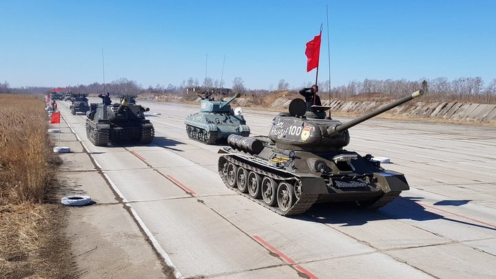 BZ: в Берлине случилась массовая потасовка возле памятника советскому танку Т-34