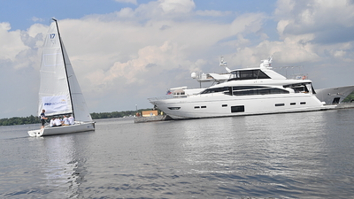 Две пробоины в трюме: У берегов Крыма тонет яхта с пассажирами