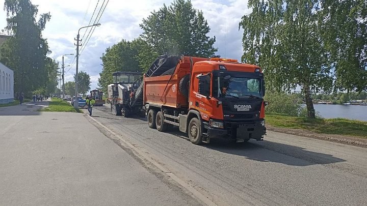 В Архангельске начали ремонтировать дороги на набережной Северной Двины