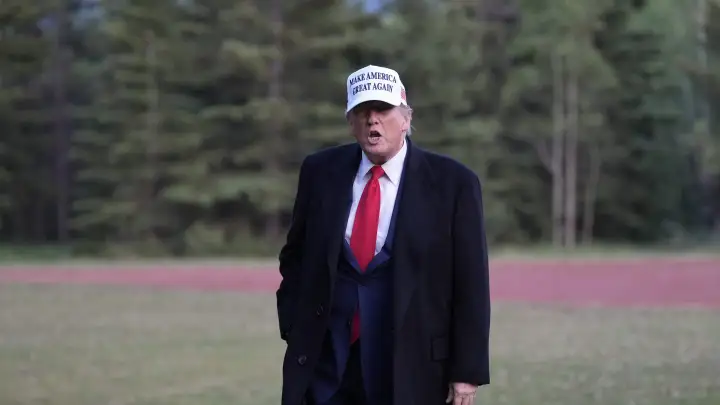 Трамп потребовал от ICE расширить усилия по депортации мигрантов