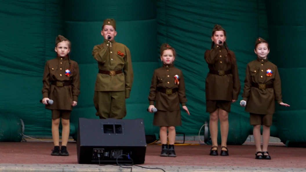 1 мая во владимире. День Победы в загородном парке во Владимире. С праздником 9 мая. День Победы красная площадь. День Победы парад 2023 во Владимире.