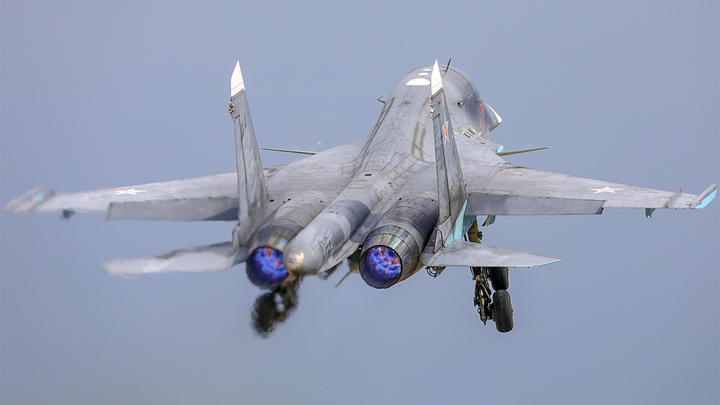 В сети появилось эффектное видео удара Су-34 по складу боеприпасов ВСУ