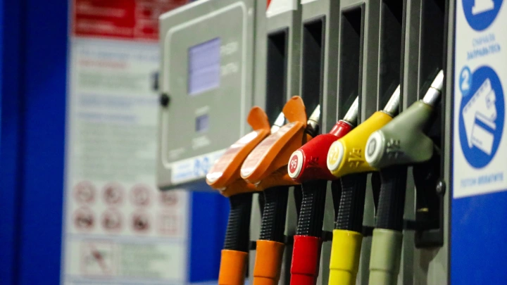 На заправках Новосибирской области резко подорожал бензин