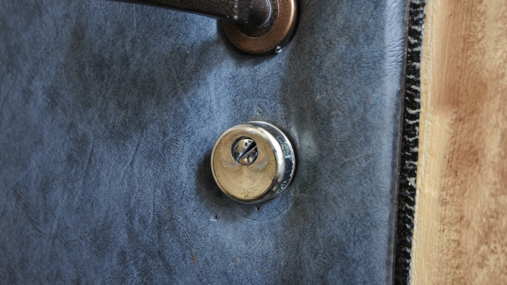 В квартире выбили дверь: Многодетная семья Тепляковых рискует оказаться на улице с грудным ребёнком