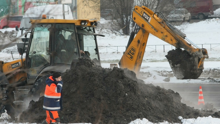 В Тольятти ради спасения элитной недвижимости утопили экскаватор в акватории Волги