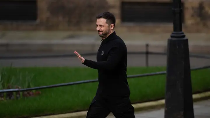 Никого не волнует украинское законодательство. Венгерский аналитик указал на лицемерие в словах Зеленского о переговорах