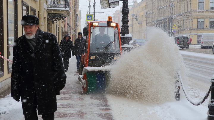В Петербурге прохожие утопают в снежной жиже, пока чиновники хвастаются рекордной уборкой