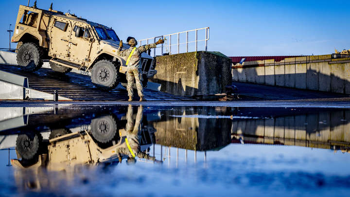 Американцы vs русские - чьи солдаты лучше? Ответ - на базе в Эритрее