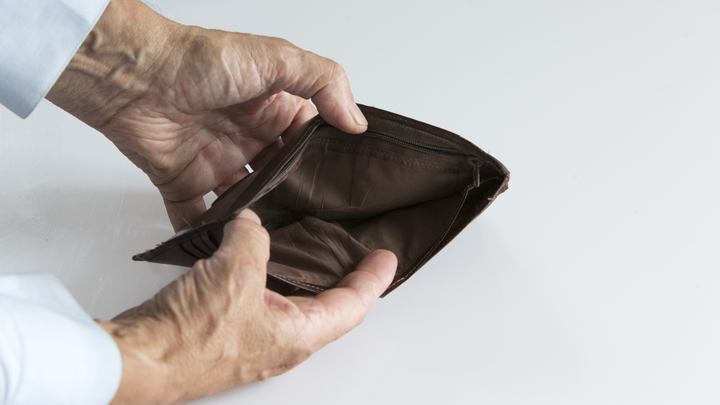 Никого не волнует: На Украине за неявку в военкомат начали блокировать банковские карты