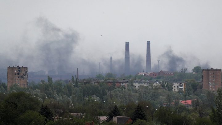 Военнослужащие армии России вывозят раненых с завода Азовсталь
