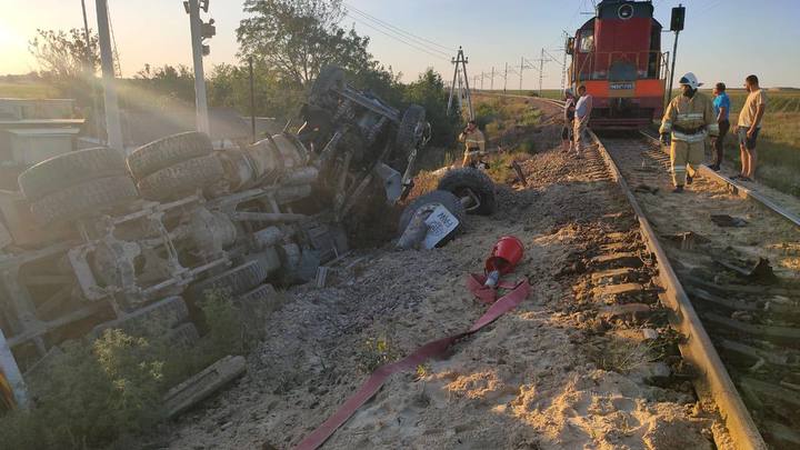 В посёлке под Анапой грузовик попал под поезд