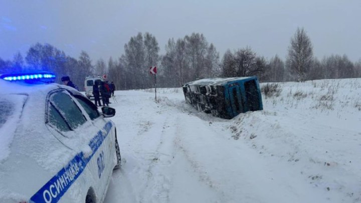 Пассажирский автобус перевернулся в снегопад под Новокузнецком