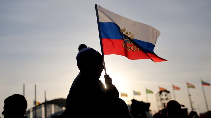 Ученики лицея в Новосибирске поднимали флаг России в 30-градусный мороз