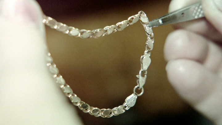 Вся шея в золоте: в Грозном поймали контрабандисток с килограммом драгметалла на теле