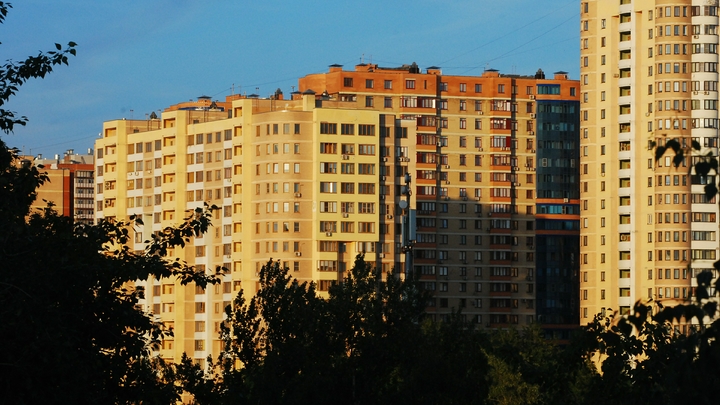 Жительница Ростова выпала из окна многоэтажки и разбилась насмерть