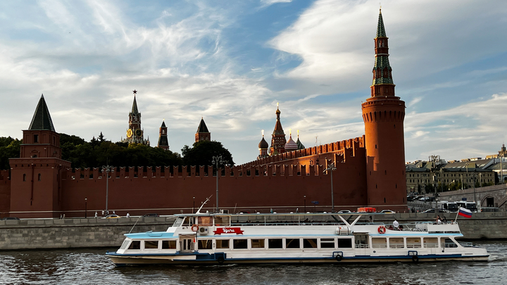 Путин передал звезды Героев России участникам СВО и семьям погибших бойцов