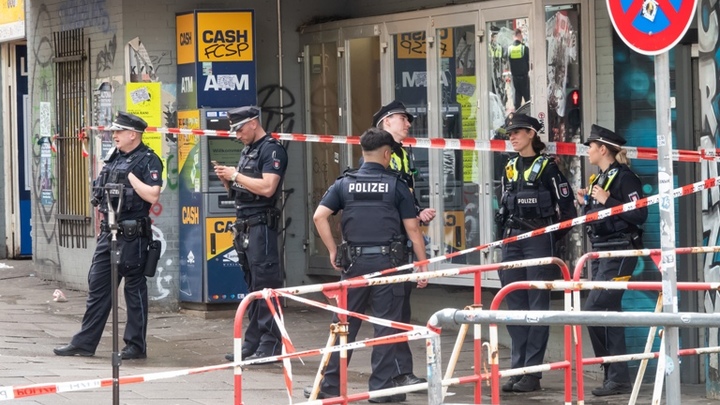 В Гамбурге мужчина напал на полицейских с топором перед футбольным матчем Евро-2024
