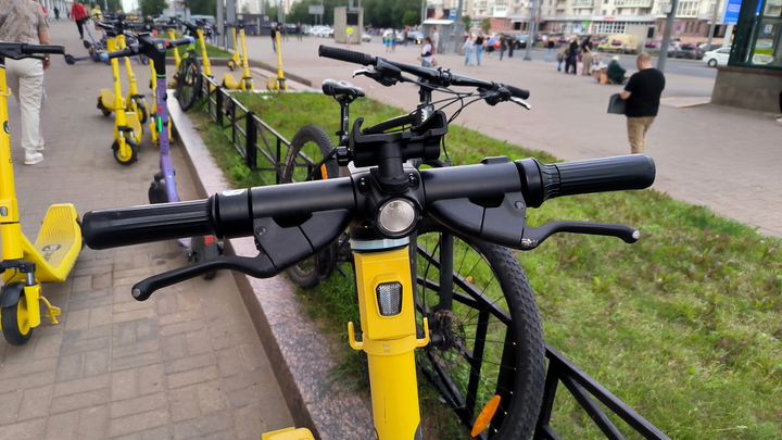 «Как в Перми»: парковать самокаты в центре города запретят и в Питере