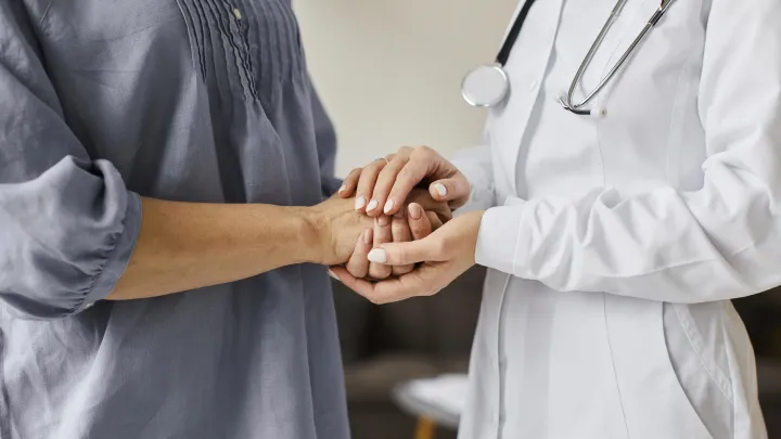 Самозванка безнаказанно лечила несколько тысяч пациентов. В США раскрыли шокирующее дело