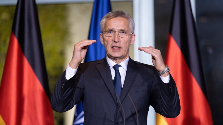 Признание Столтенберга рассердило читателей Daily Mail: Идиот!