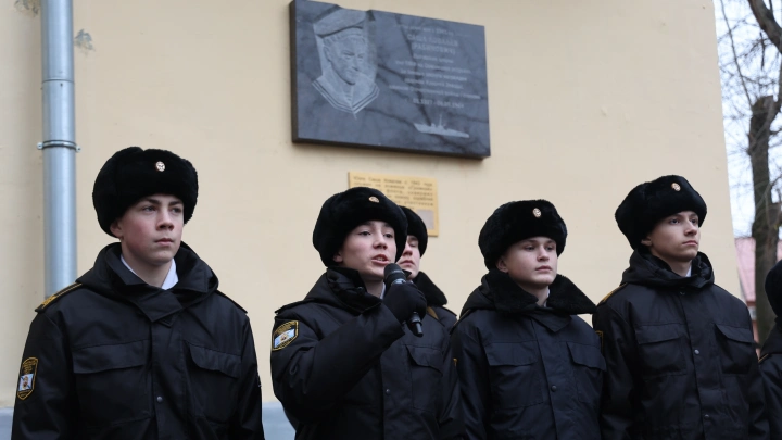 На фасаде дома по улице Карла Маркса в Архангельске открыли мемориальную доску юнге Саше Ковалеву На фасаде дома по улице Карла Маркса в Архангельске открыли мемориальную доску юнге Саше Ковалеву