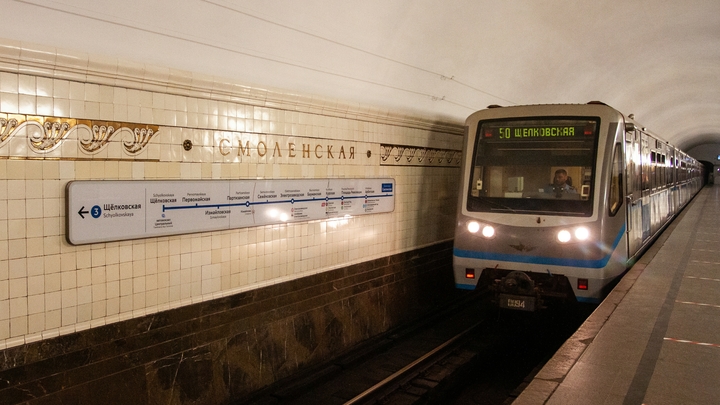 Обнищали? Звёзды эстрады зачастили в метро