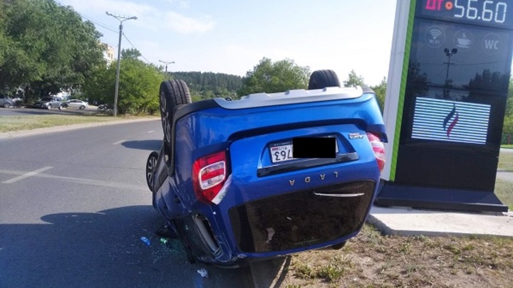 Не уступила дорогу: в Тольятти Лада опрокинулась после столкновения с Kia