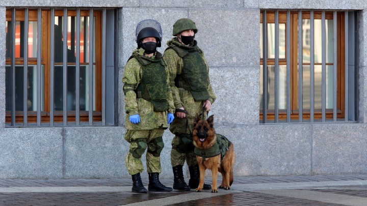 Из-за странного  звука в мусорном контейнере в Таштаголе перекрыли улицу