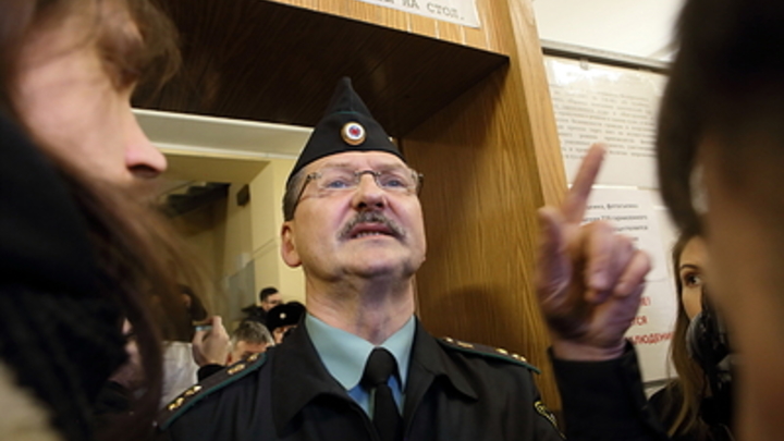 В Тольятти мужчина пытался уйти от оплаты 153 штрафов, скрутив номера свой иномарки