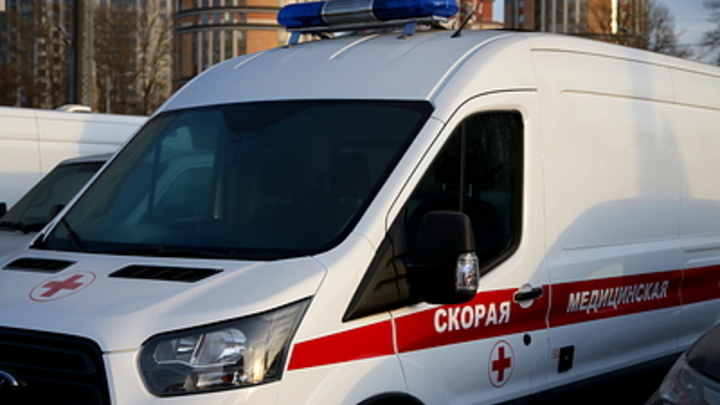 В Новочеркасске жители многоэтажки обнаружили в подворотне труп неизвестного