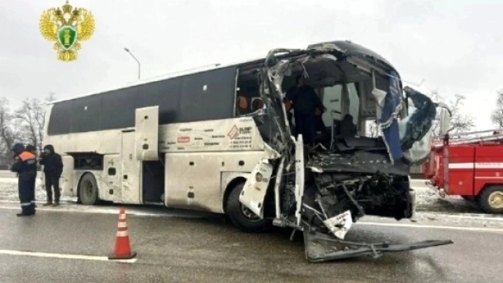 Пассажира спасают в реанимации после ДТП с автобусом и бензовозом на трассе М-4