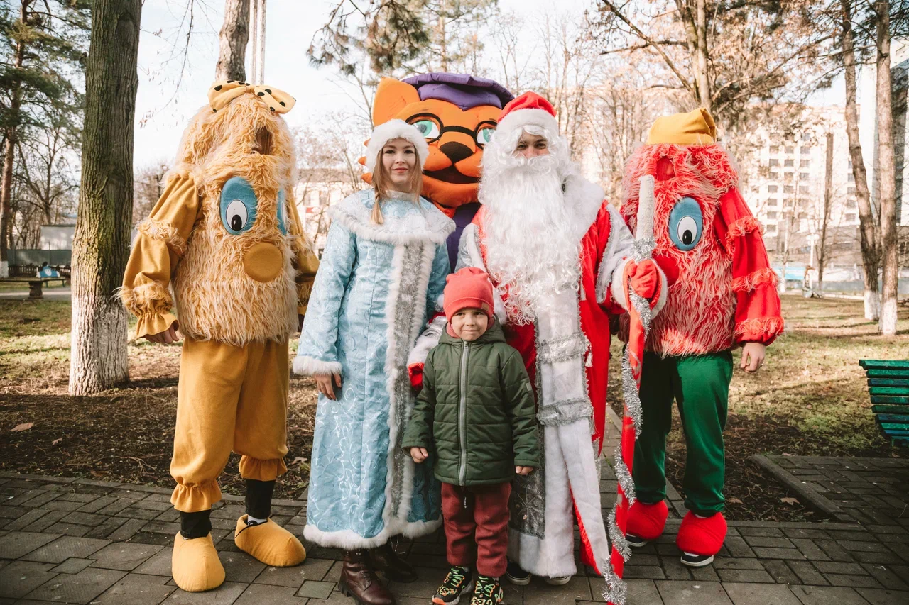 Дед Мороз и Снегурочка поздравили юных пациентов в детских больницах Краснодара