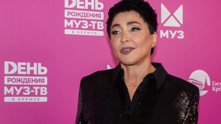 Концерты отменяют постоянно. Певица Лолита учится жить на три тысячи в месяц