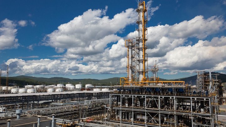 На Мозырском НПЗ загорелась колонна с бензином