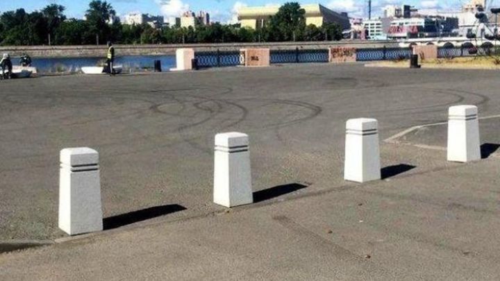 В Челябинске власти закрыли парковку на набережной у органного зала Родина