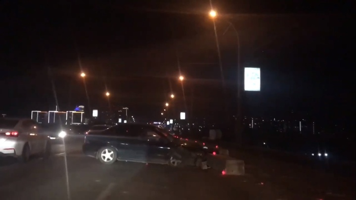 На Октябрьском мосту в Новосибирске Nissan врезался в бетонные блоки