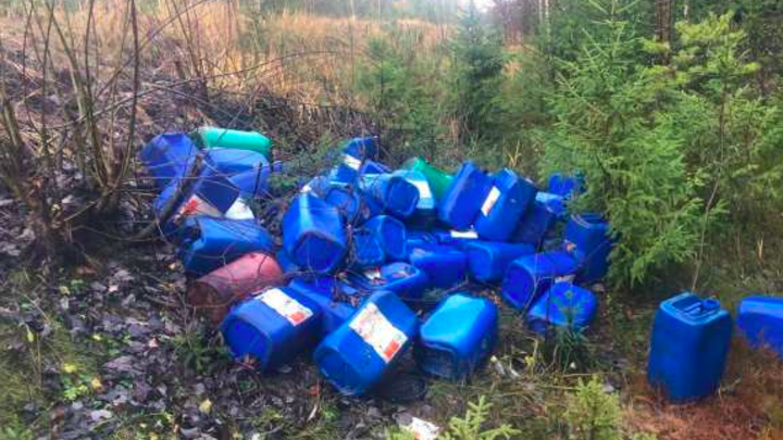 Гору химических отходов нашли у реки в Ленобласти
