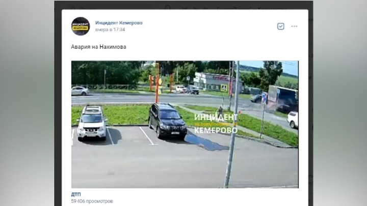 Иномарка вылетела в кювет после столкновения с фурой в Кемерове