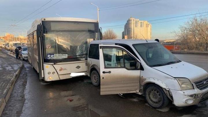 В Ростове-на-Дону водитель маршрутного автобуса устроил массовую аварию во время рейса